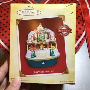 Hallmark keepsake 2005 ornament city sidewalks preowned